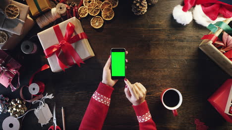 Draufsicht,-Frauenhände-Mit-Touchscreen,-Smartphone,-Tablet,-Weihnachtsgeschenke,-Online-Shopping-Tisch-Von-Oben-–-Roter-Epischer-Drache