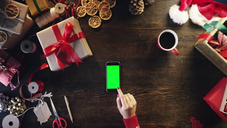 Draufsicht,-Frauenhände-Mit-Touchscreen,-Smartphone,-Tablet,-Weihnachtsgeschenke,-Online-Shopping-Tisch-Von-Oben-–-Roter-Epischer-Drache