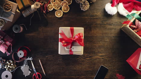 Draufsicht-Frau-Hält-Weihnachtsgeschenk-Am-Schreibtisch-In-Den-Händen-Von-Oben---Roter-Epischer-Drache