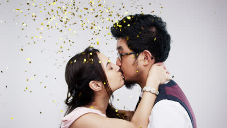 Gemischtrassiges-Paar-Küsst-Zeitlupen-Hochzeitsfotoautomatenserie