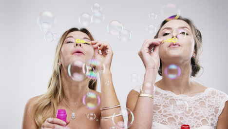 Zwei-Frauen-Blasen-Seifenblasen-In-Zeitlupe,-Hochzeitsfotokabinen-Serie