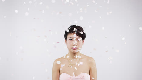 Ernsthafte-Asiatische-Frau,-Konfetti-Dusche,-Zeitlupen-Hochzeitsfotoautomaten-Serie