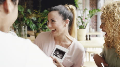 Schwangere-Frau-Zeigt-Babyfoto-Ultraschall-Scan