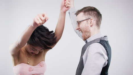 Lustiger-Nerd-Typ,-Sexy-Frau,-Die-Zeitlupen-Hochzeitsfotoautomatenserie-Tanzt