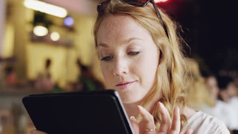 Schöne-Junge-Frau,-Die-Im-Café-Ein-Digitales-Tablet-iPad-Benutzt-Und-Kaffee-Trinkt
