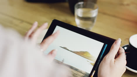 Nahaufnahme-Der-Hände-Mit-Dem-Digitalen-Tablet-Touchscreen-Gerät-IPad-Im-Café