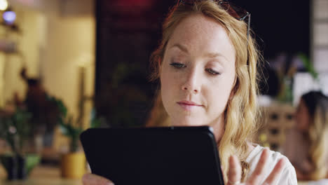 Schöne-Junge-Frau-Mit-IPad-Tablet-Touchscreen-Im-Café