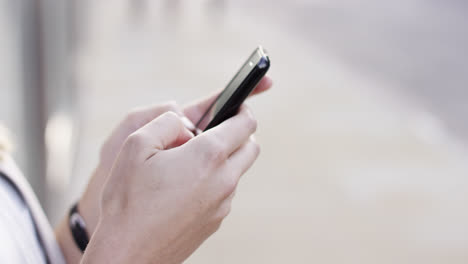 Nahaufnahme-Von-Frauenhänden-Mit-Touchscreen-Tablet-Smartphone-Gerät