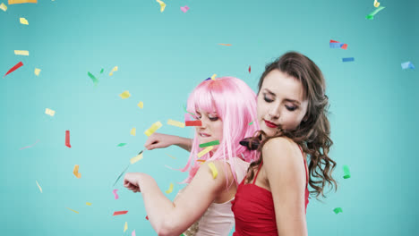 Freundinnen-Tanzen-In-Rotem-Kleid-Und-Rosa-Haaren-In-Einer-Party-Fotokabine-In-Zeitlupe