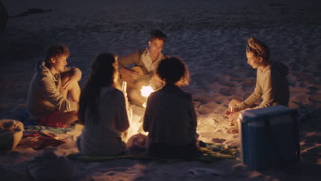Strandparty-Bei-Sonnenuntergang-Mit-Lagerfeuer-Und-Gerösteten-Marshmellows-Mit-Freunden