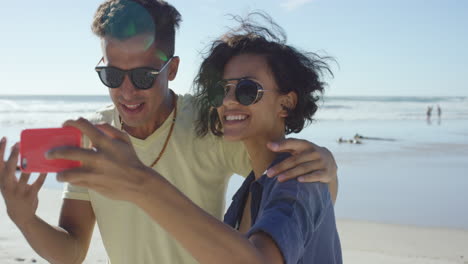 Schönes-Gemischtrassiges-Paar,-Das-Selfies-Am-Strand-Macht