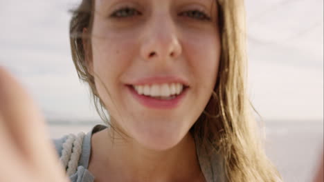 Hermosa-Mujer-Tomando-Selfie-Usando-El-Teléfono-En-La-Playa-Al-Atardecer-Sonriendo-Y-Girando-Disfrutando-De-La-Naturaleza-Y-El-Estilo-De-Vida-En-Vacaciones