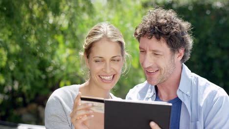 Attraktives-Paar,-Das-Online-Mit-Digitaler-Tablet-Technologie-Einkauft