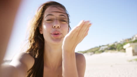 Schöne-Junge-Frau-Macht-Ein-Selfie-Am-Strand-Bei-Sonnenuntergang-Und-Bläst-Einen-Kuss