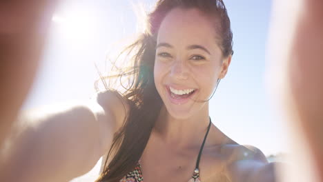 Schöne-Junge-Frau,-Die-Bei-Sonnenuntergang-Ein-Selfie-Am-Strand-Macht