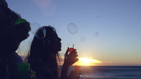 Freundinnen-Blasen-Seifenblasen-Am-Strand-Bei-Sonnenuntergang-In-Zeitlupe