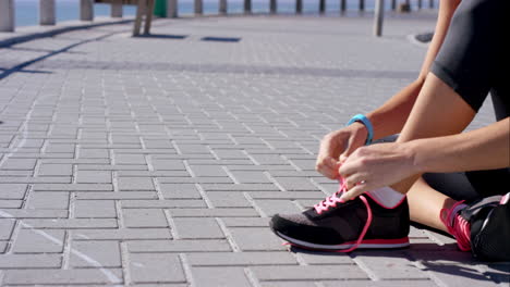 Jogger-woman-tying-her-shoe-lace-before-her-promenade-run