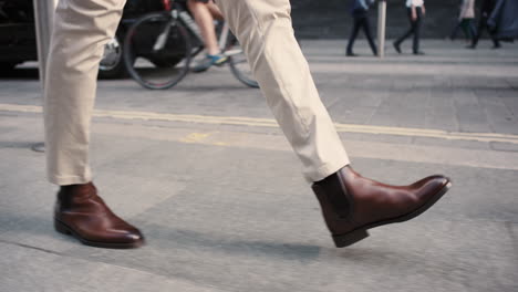 Close-crop-of-businessman-feet-walking-in-city