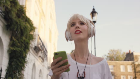 Beautiful-blonde-listening-to-music-in-the-city