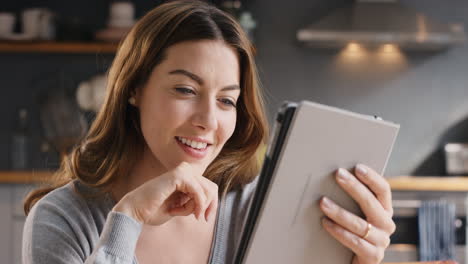 Schöne-Frau-Denkt-Und-Nutzt-Das-Internet-Auf-Einem-Digitalen-Tablet-Zu-Hause