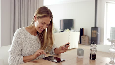 Echte-Frau,-Die-Online-Mit-Einem-Digitalen-Tablet-Mit-Kreditkarte-Einkauft-Und-Mit-Einem-Digitalen-Tablet-Einen-Entspannten-Lebensstil-Genießt