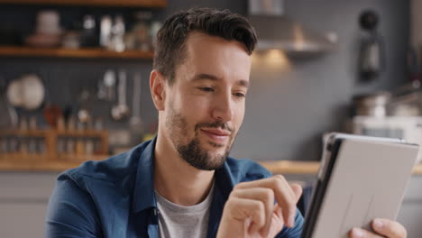 Hombre-Feliz-Usando-Una-Tableta-Digital-Navegando-Por-Internet-Manteniéndose-Conectado-En-Casa