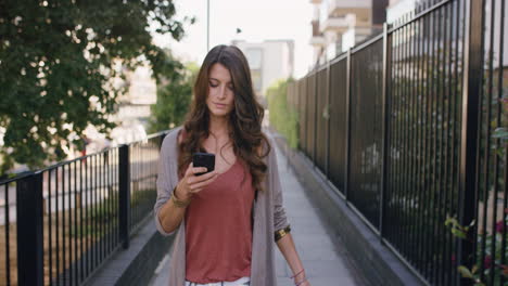 Hermosa-Mujer-Usando-Una-Aplicación-De-Tecnología-De-Teléfono-Inteligente-Caminando-Por-La-Ciudad