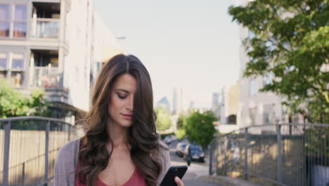 Schöne-Frau,-Die-Mit-Der-Smartphone-Technologie-App-Durch-Die-Stadt-Spaziert