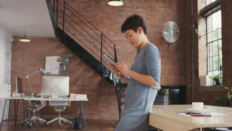 Stilvolle-Asiatische-Geschäftsfrau,-Die-Im-Sitzungssaal-Ein-Digitales-Tablet-Nutzt