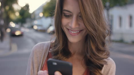Schöne-Frau-Nutzt-Smartphone-Technologie-App-In-Der-Stadt