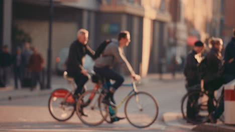 Multitud-Anónima-De-Personas-Caminando-En-Bicicleta-Ciclistas-Viajeros-Calle-De-La-Ciudad-De-Londres-Cámara-Lenta