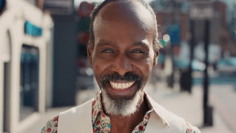 Zeitlupenporträt-Eines-Glücklichen,-Reifen-Afroamerikanischen-Mannes,-Der-Lächelt