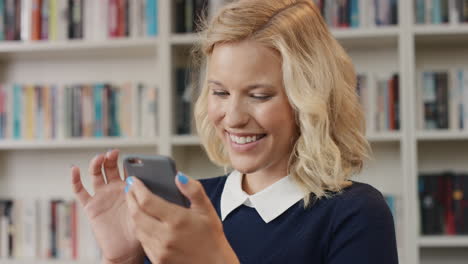 Schöne-Blonde-Frau,-Die-Zu-Hause-Ein-Smartphone-Gerät-Benutzt