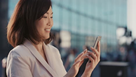 Retrato-En-Cámara-Lenta-De-Una-Hermosa-Mujer-Japonesa-Usando-Un-Teléfono-Inteligente