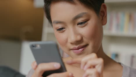 Hermosa-Mujer-Asiática-En-Casa-Usando-Internet-En-Un-Teléfono-Inteligente-Enviando-Mensajes