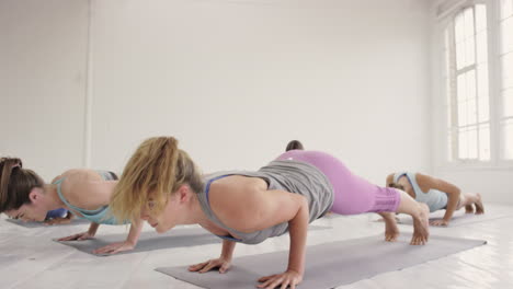 Yoga-Klasse,-Multiethnische-Gruppe-Von-Frauen,-Die-Fitness-Und-Einen-Gesunden-Lebensstil-Ausüben