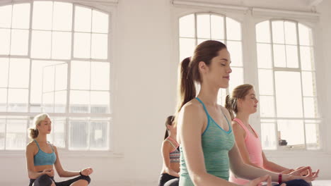 Yoga-Klasse,-Multiethnische-Gruppe-Von-Frauen,-Die-Fitness-Und-Einen-Gesunden-Lebensstil-Ausüben
