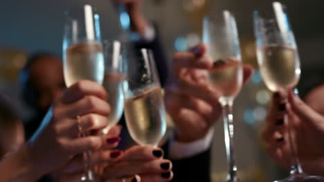 Freunde-Halten-Gemeinsam-Champagnergläser-Hoch,-Um-Auf-Einer-Party-Anzustoßen