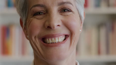 Sonriente-Anciana-Retrato-Profesor-Universitario