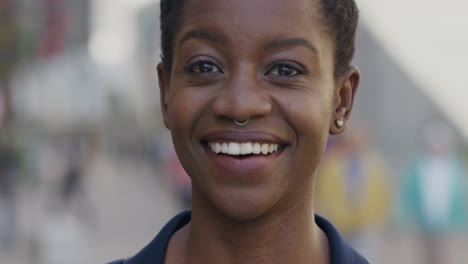 Porträt-Einer-Glücklichen-Afroamerikanischen-Frau,-Die-In-Einer-Städtischen-Szene-Lächelt