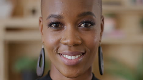Porträt-Einer-Glücklichen-Afroamerikanischen-Frau,-Die-Zu-Hause-Lächelt