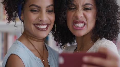 Afroamerikanische-Zwillingsschwestern-Machen-Selfie