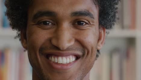 Porträt-Eines-Glücklichen-Afroamerikanischen-Studenten,-Lächelnd,-Bücherregal