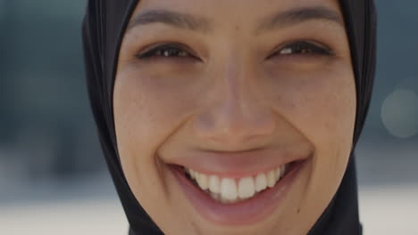 Nahaufnahme-Eines-Porträts-Einer-Muslimischen-Frau,-Die-In-Der-Stadt-Lächelt