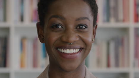 Porträt-Einer-Glücklichen-Afroamerikanischen-Studentin,-Die-In-Der-Bibliothek-Lächelt