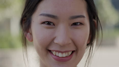 Retrato-Hermosa-Mujer-Asiática-Sonriendo-Feliz
