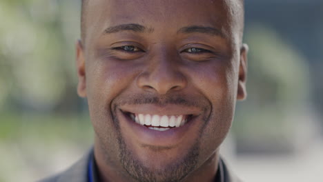 Retrato-Feliz-Hombre-Afroamericano-Sonriendo