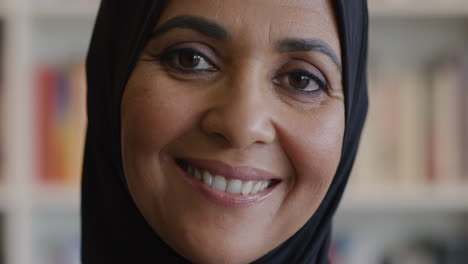 Porträt-Einer-Islamischen-Lehrerin-Aus-Dem-Nahen-Ostern,-Die-In-Der-Bibliothek-Lächelt