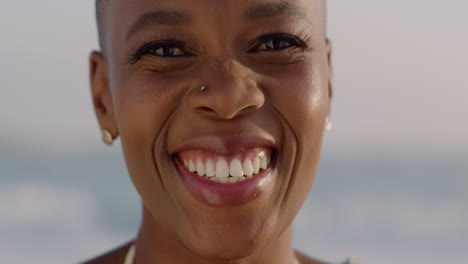 Porträt-Einer-Glücklichen-Afroamerikanischen-Frau,-Die-Am-Strand-Lächelt