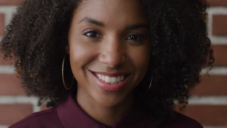 Porträt-Einer-Glücklichen-Afroamerikanischen-Frau,-Die-Mit-Backsteinmauerhintergrund-Lächelt